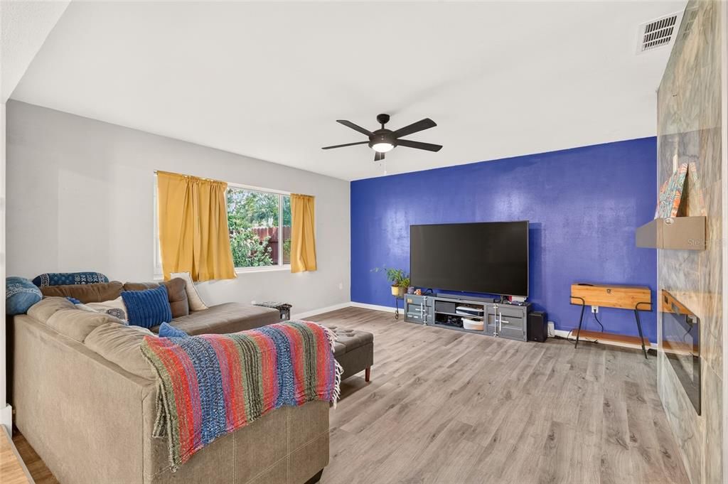 For Sale: $317,000 (4 beds, 2 baths, 1660 Square Feet)