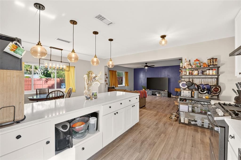 For Sale: $317,000 (4 beds, 2 baths, 1660 Square Feet)
