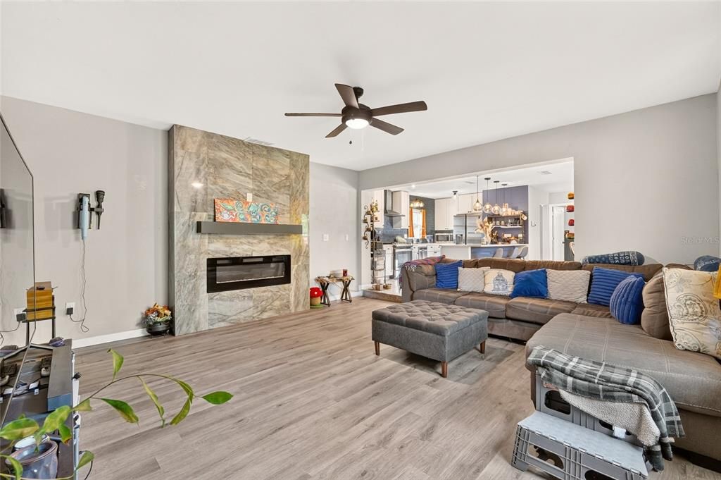 For Sale: $317,000 (4 beds, 2 baths, 1660 Square Feet)