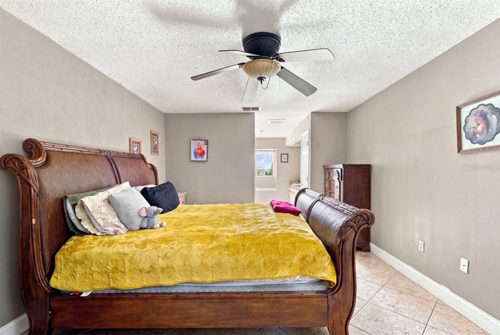 Activo con contrato: $389,900 (4 camas, 2 baños, 1728 Pies cuadrados)
