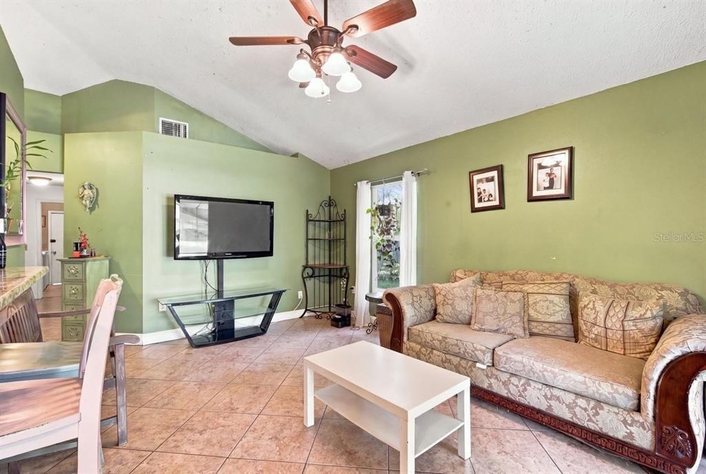 Activo con contrato: $389,900 (4 camas, 2 baños, 1728 Pies cuadrados)