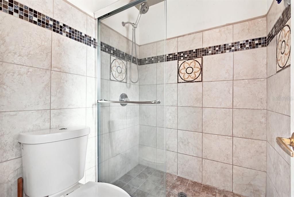 Activo con contrato: $389,900 (4 camas, 2 baños, 1728 Pies cuadrados)