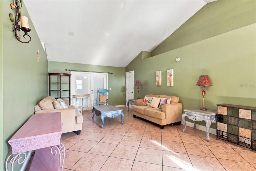 Activo con contrato: $389,900 (4 camas, 2 baños, 1728 Pies cuadrados)