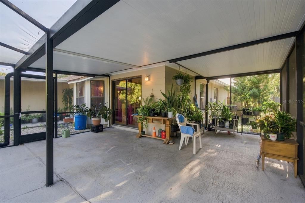Activo con contrato: $389,900 (4 camas, 2 baños, 1728 Pies cuadrados)