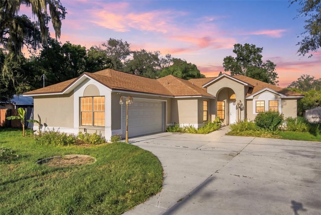 Activo con contrato: $389,900 (4 camas, 2 baños, 1728 Pies cuadrados)