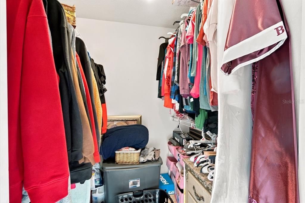 Activo con contrato: $389,900 (4 camas, 2 baños, 1728 Pies cuadrados)