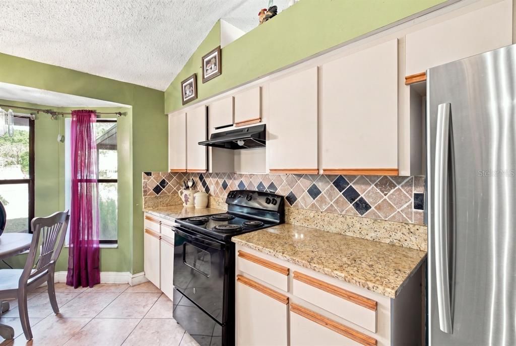 Activo con contrato: $389,900 (4 camas, 2 baños, 1728 Pies cuadrados)