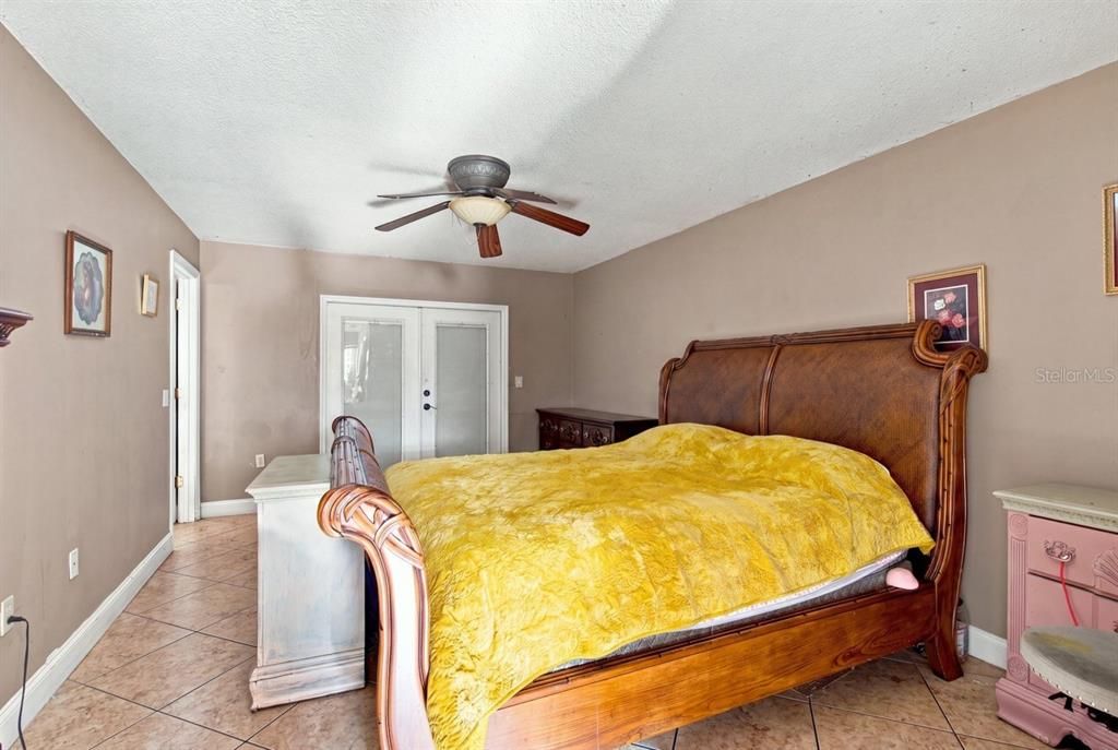 Activo con contrato: $389,900 (4 camas, 2 baños, 1728 Pies cuadrados)
