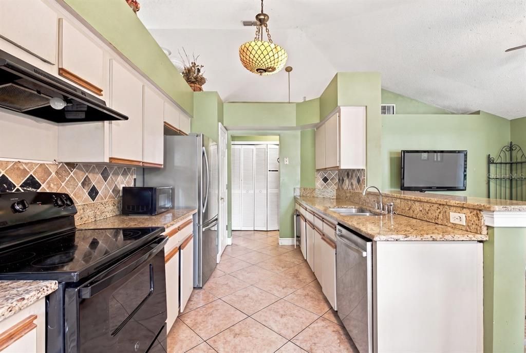 Activo con contrato: $389,900 (4 camas, 2 baños, 1728 Pies cuadrados)