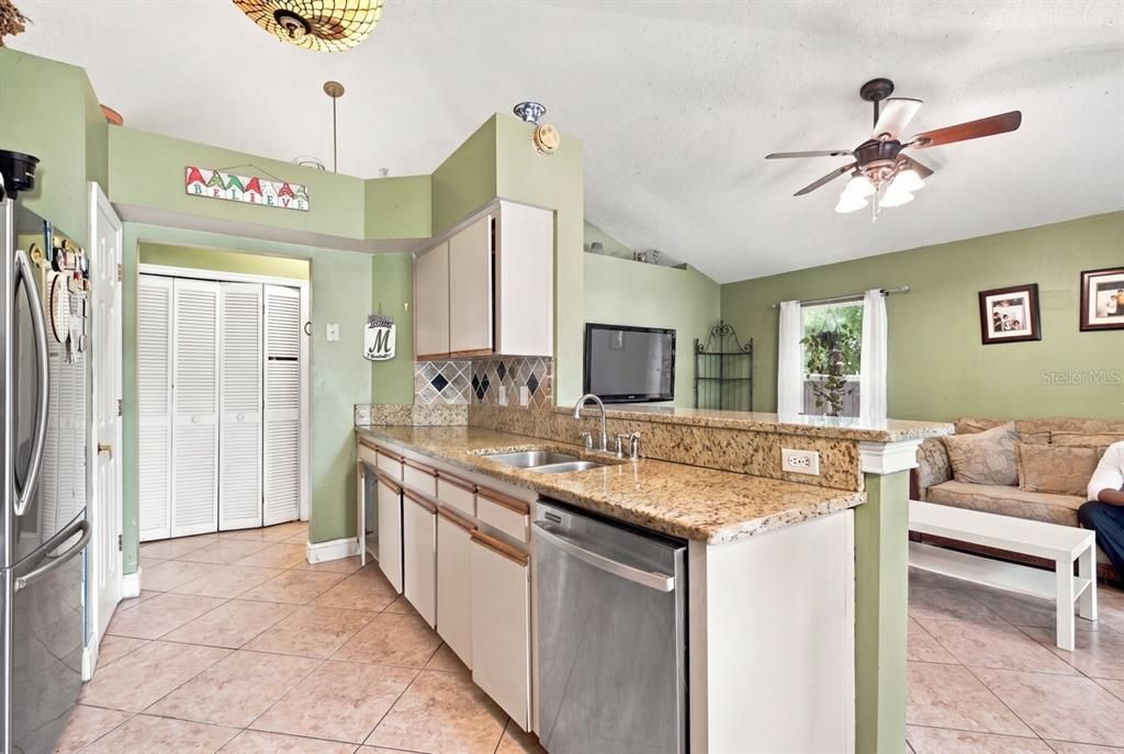 Activo con contrato: $389,900 (4 camas, 2 baños, 1728 Pies cuadrados)