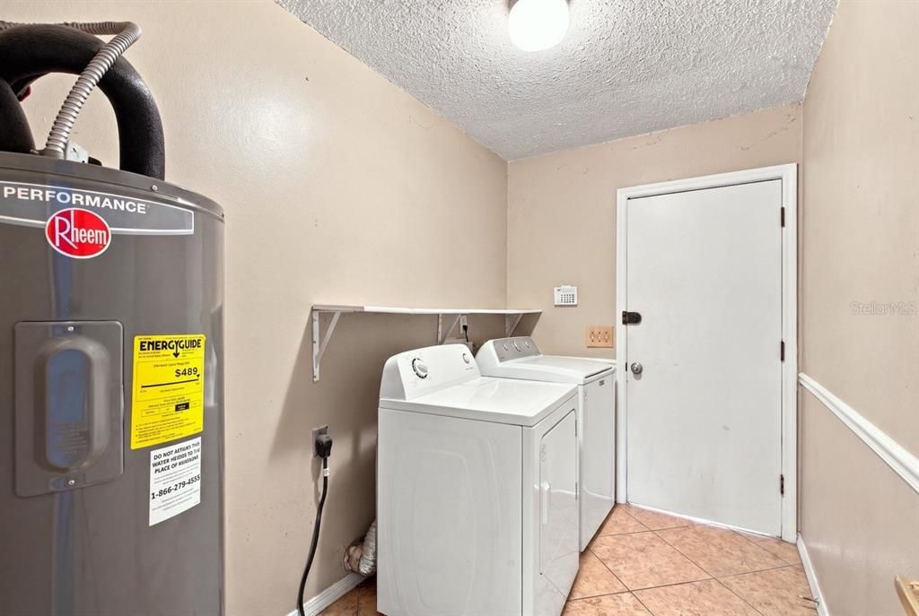 Activo con contrato: $389,900 (4 camas, 2 baños, 1728 Pies cuadrados)