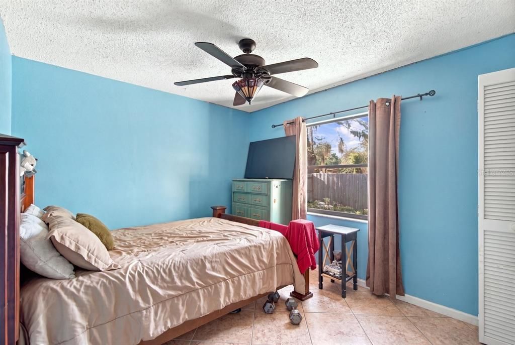 Activo con contrato: $389,900 (4 camas, 2 baños, 1728 Pies cuadrados)
