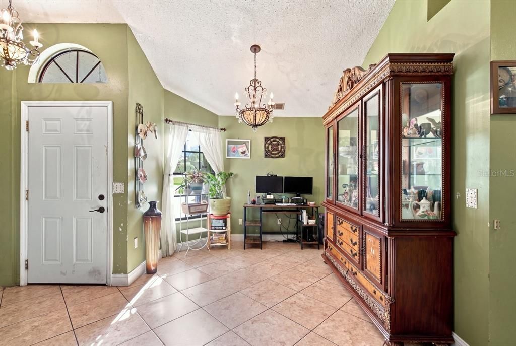 Activo con contrato: $389,900 (4 camas, 2 baños, 1728 Pies cuadrados)