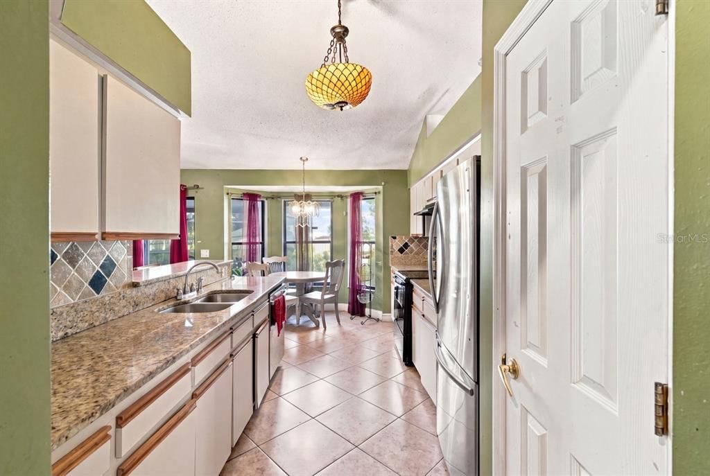 Activo con contrato: $389,900 (4 camas, 2 baños, 1728 Pies cuadrados)