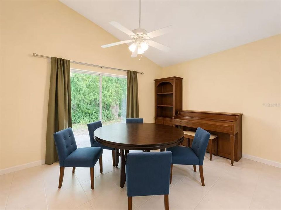 For Sale: $359,000 (3 beds, 2 baths, 1292 Square Feet)