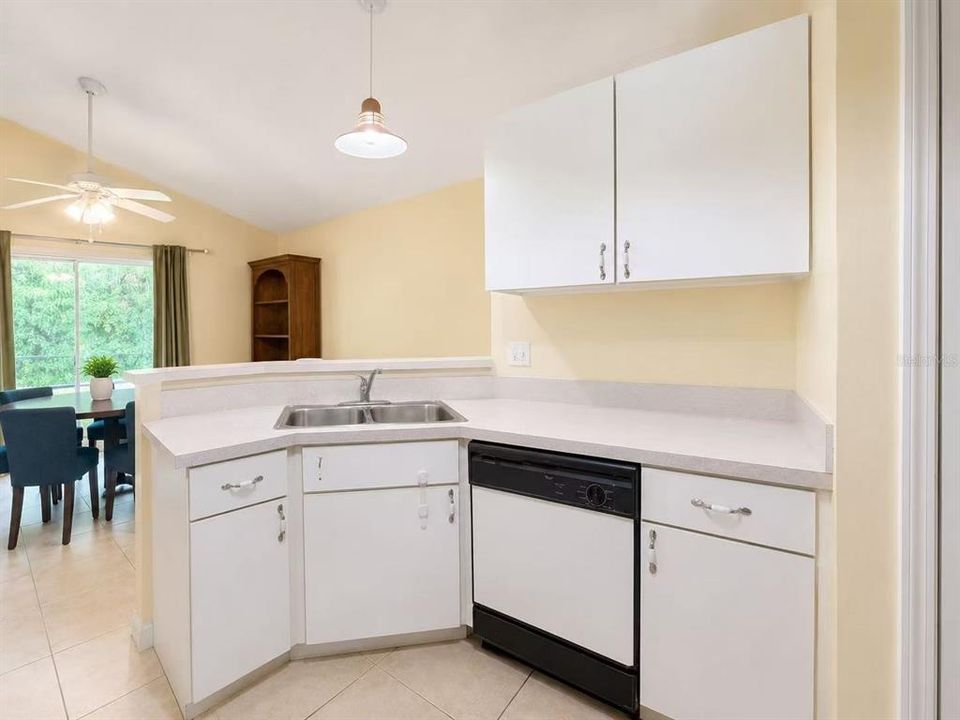For Sale: $359,000 (3 beds, 2 baths, 1292 Square Feet)