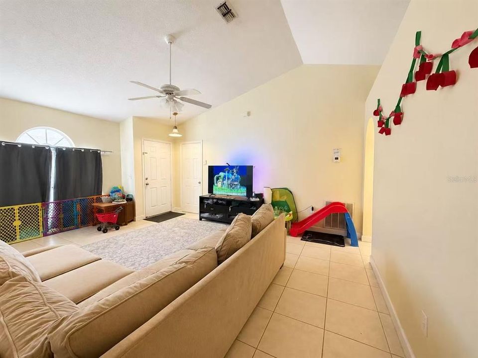 For Sale: $359,000 (3 beds, 2 baths, 1292 Square Feet)