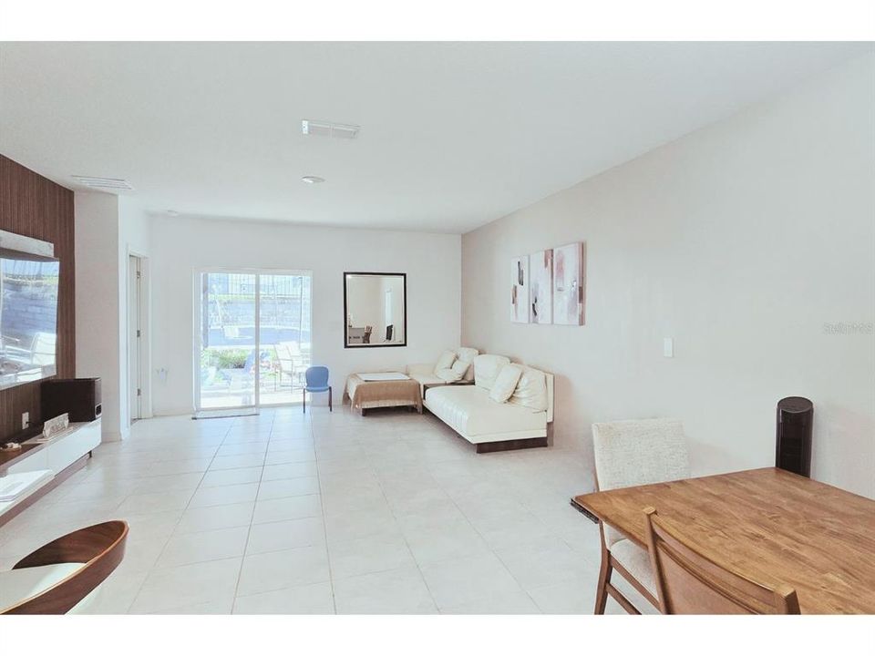 En Venta: $418,000 (5 camas, 2 baños, 2355 Pies cuadrados)
