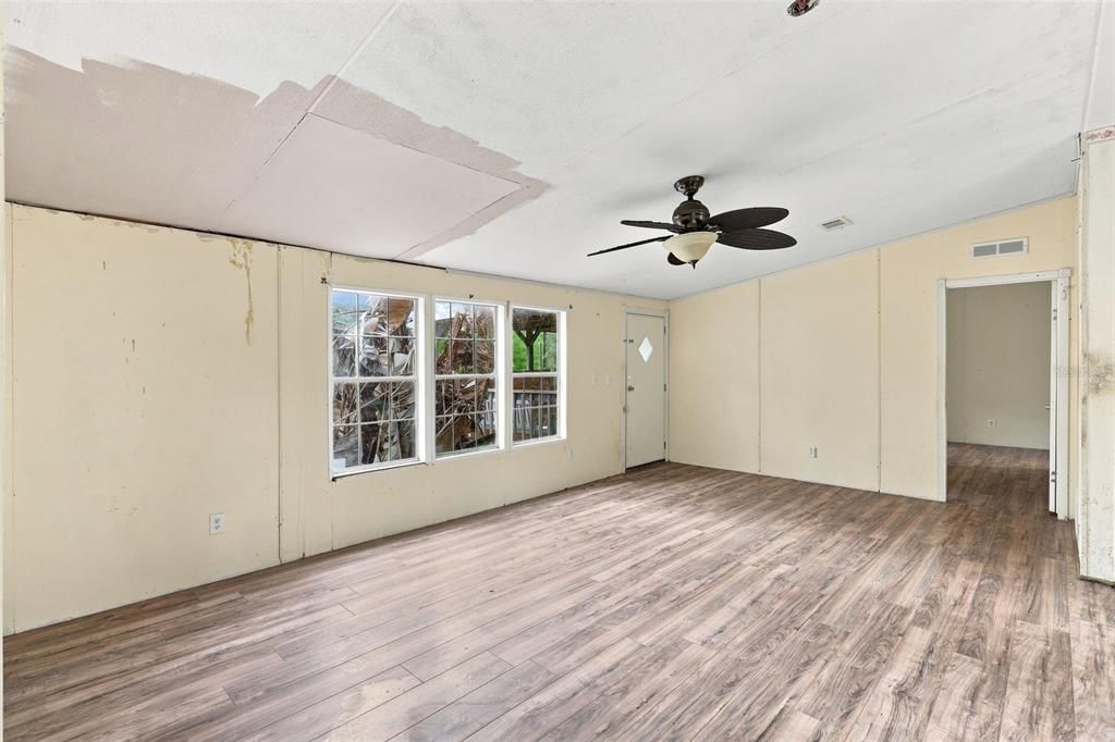 For Sale: $325,000 (3 beds, 2 baths, 1620 Square Feet)