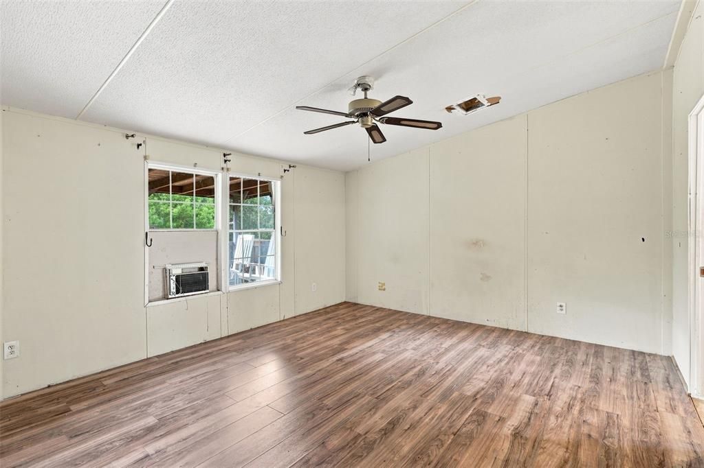 For Sale: $325,000 (3 beds, 2 baths, 1620 Square Feet)