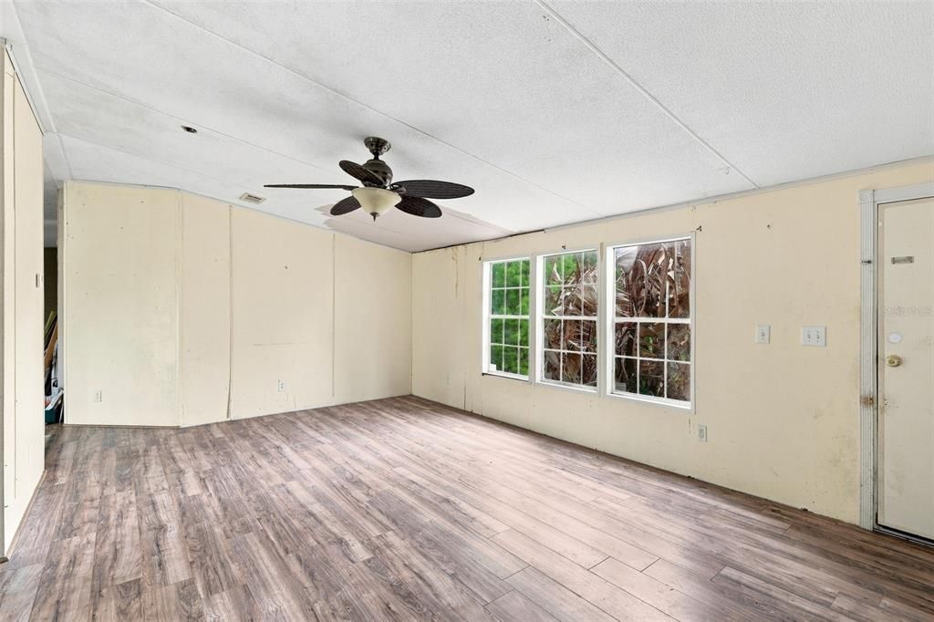 For Sale: $325,000 (3 beds, 2 baths, 1620 Square Feet)