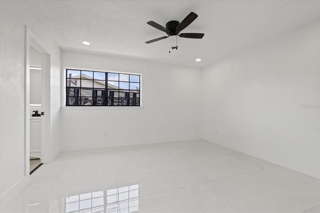 For Sale: $249,999 (3 beds, 2 baths, 943 Square Feet)