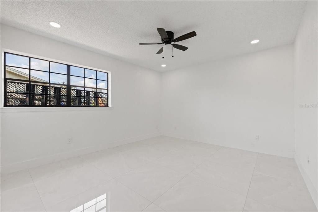 For Sale: $249,999 (3 beds, 2 baths, 943 Square Feet)