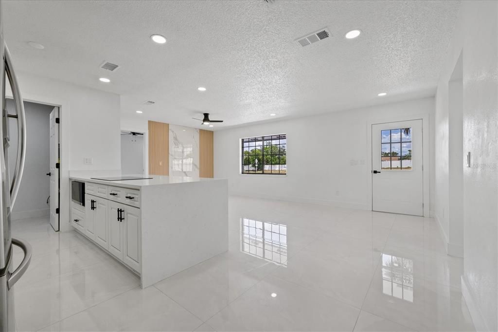 For Sale: $249,999 (3 beds, 2 baths, 943 Square Feet)
