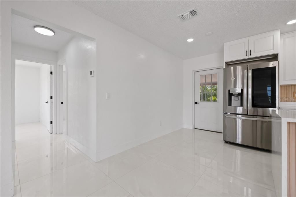 For Sale: $249,999 (3 beds, 2 baths, 943 Square Feet)