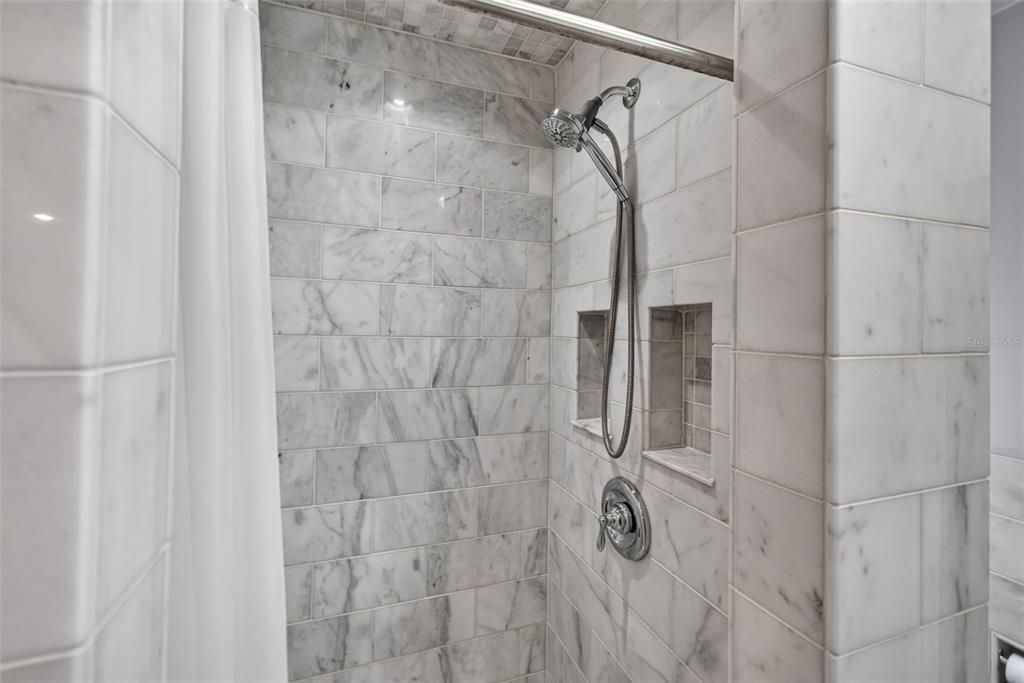 En Venta: $599,900 (4 camas, 2 baños, 1945 Pies cuadrados)