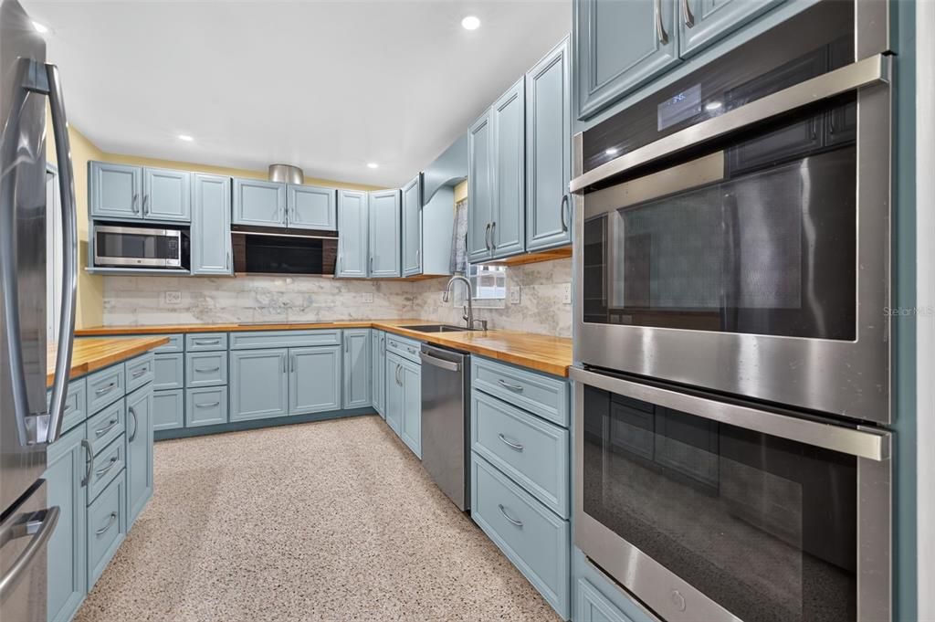En Venta: $599,900 (4 camas, 2 baños, 1945 Pies cuadrados)