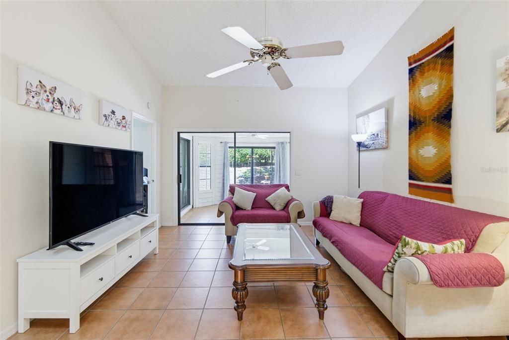 For Sale: $299,000 (2 beds, 2 baths, 1213 Square Feet)