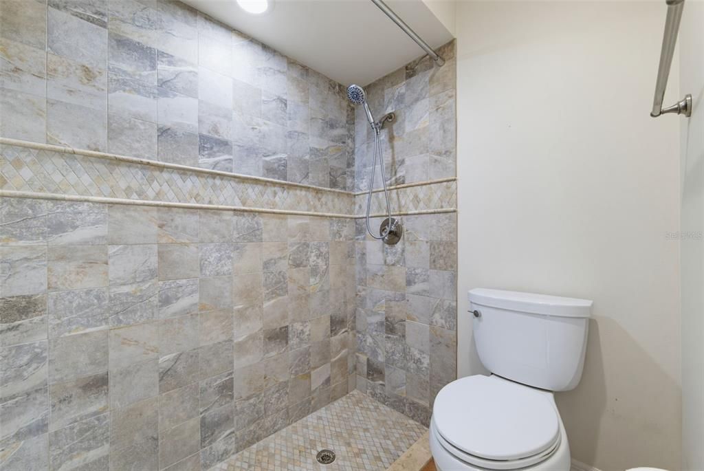 For Sale: $299,000 (2 beds, 2 baths, 1213 Square Feet)
