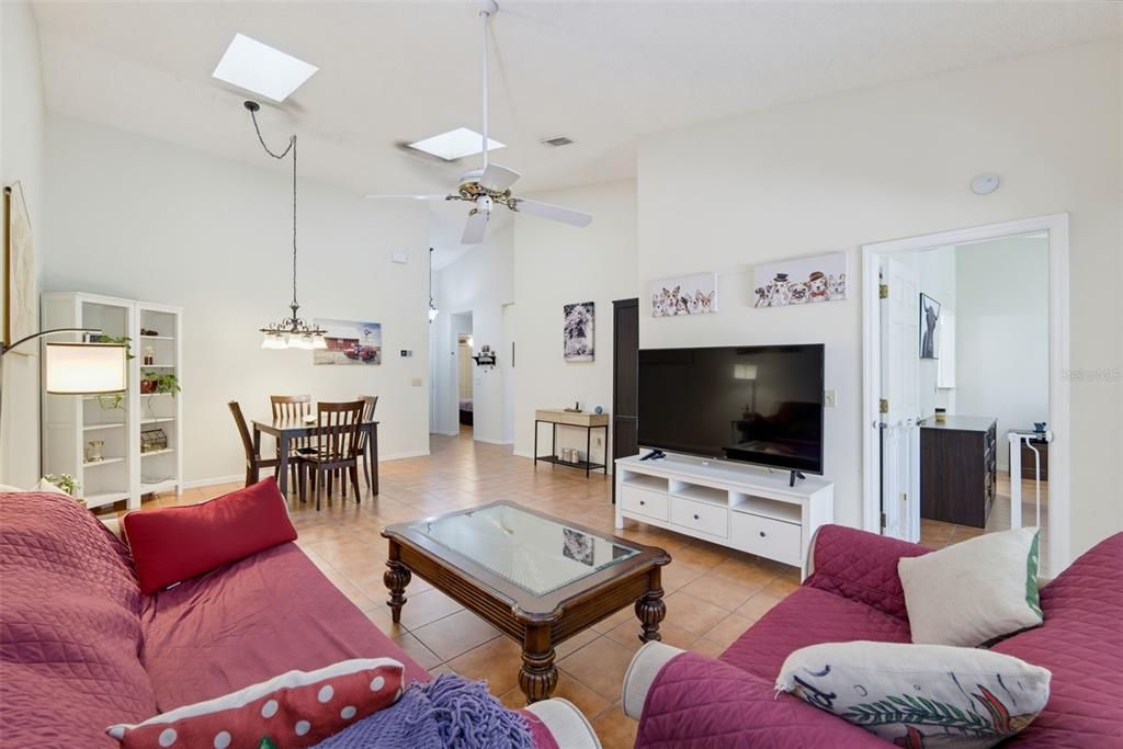 For Sale: $299,000 (2 beds, 2 baths, 1213 Square Feet)