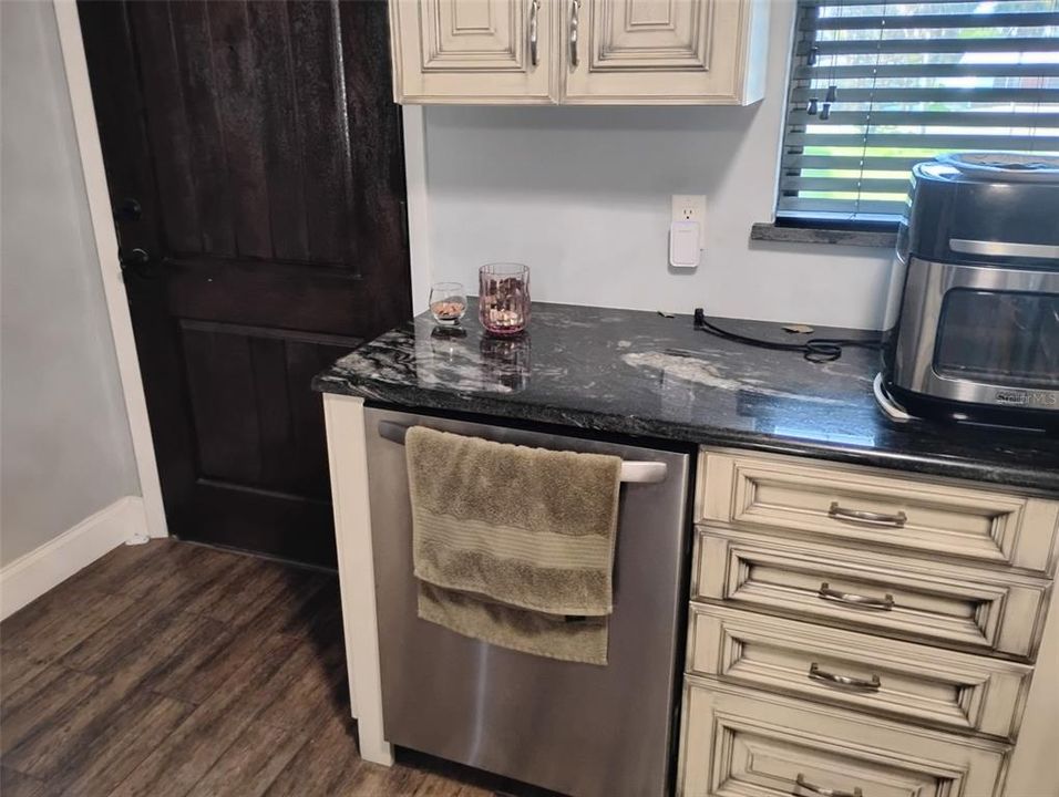 For Sale: $385,000 (2 beds, 2 baths, 1008 Square Feet)