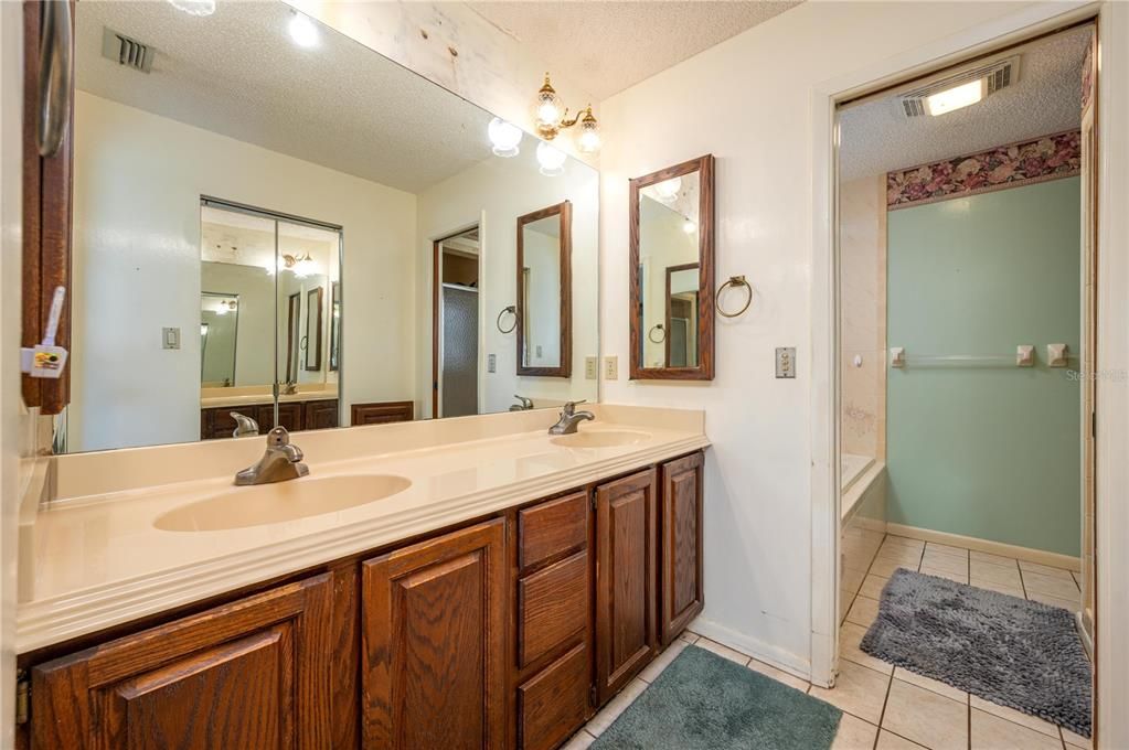 For Sale: $329,900 (3 beds, 3 baths, 2186 Square Feet)