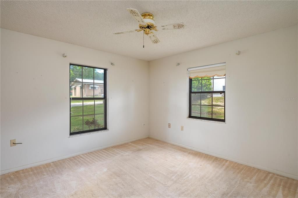 For Sale: $329,900 (3 beds, 3 baths, 2186 Square Feet)