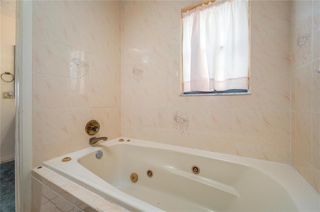 For Sale: $329,900 (3 beds, 3 baths, 2186 Square Feet)