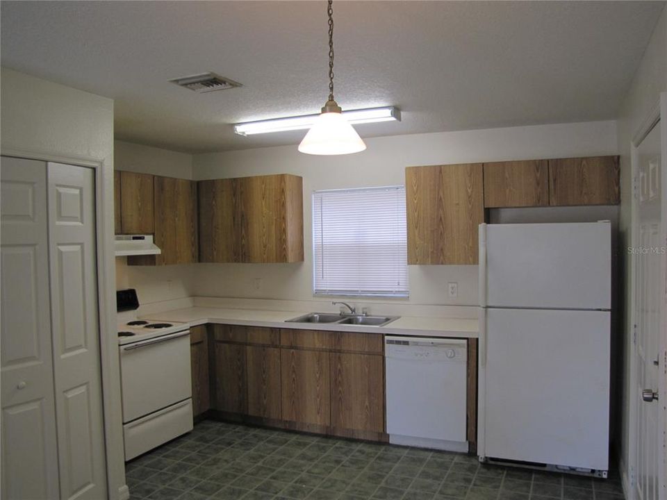 For Rent: $2,200 (3 beds, 2 baths, 990 Square Feet)