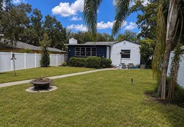 For Sale: $329,000 (2 beds, 1 baths, 1060 Square Feet)