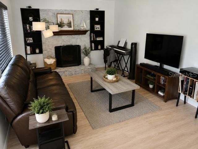 For Sale: $329,000 (2 beds, 1 baths, 1060 Square Feet)