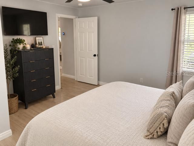 For Sale: $329,000 (2 beds, 1 baths, 1060 Square Feet)