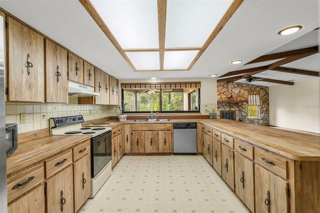 For Sale: $279,900 (3 beds, 2 baths, 1882 Square Feet)