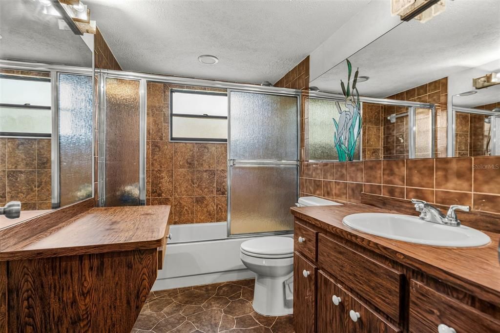 For Sale: $279,900 (3 beds, 2 baths, 1882 Square Feet)