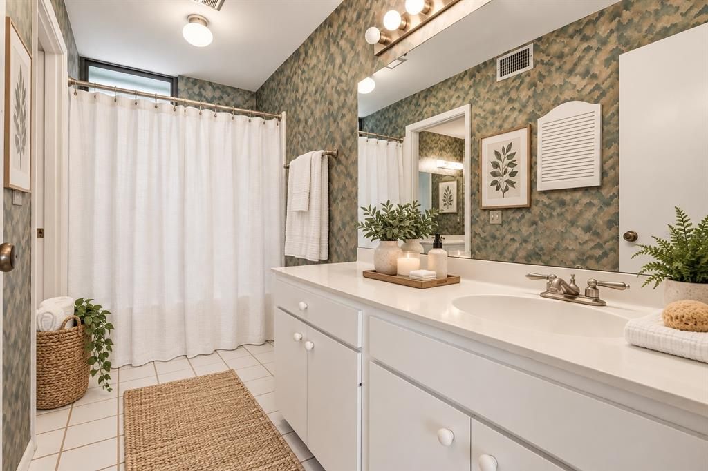 For Sale: $255,000 (3 beds, 2 baths, 1818 Square Feet)
