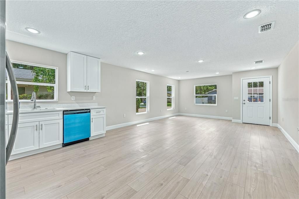 合同活跃: $299,900 (3 贝兹, 2 浴室, 1314 平方英尺)