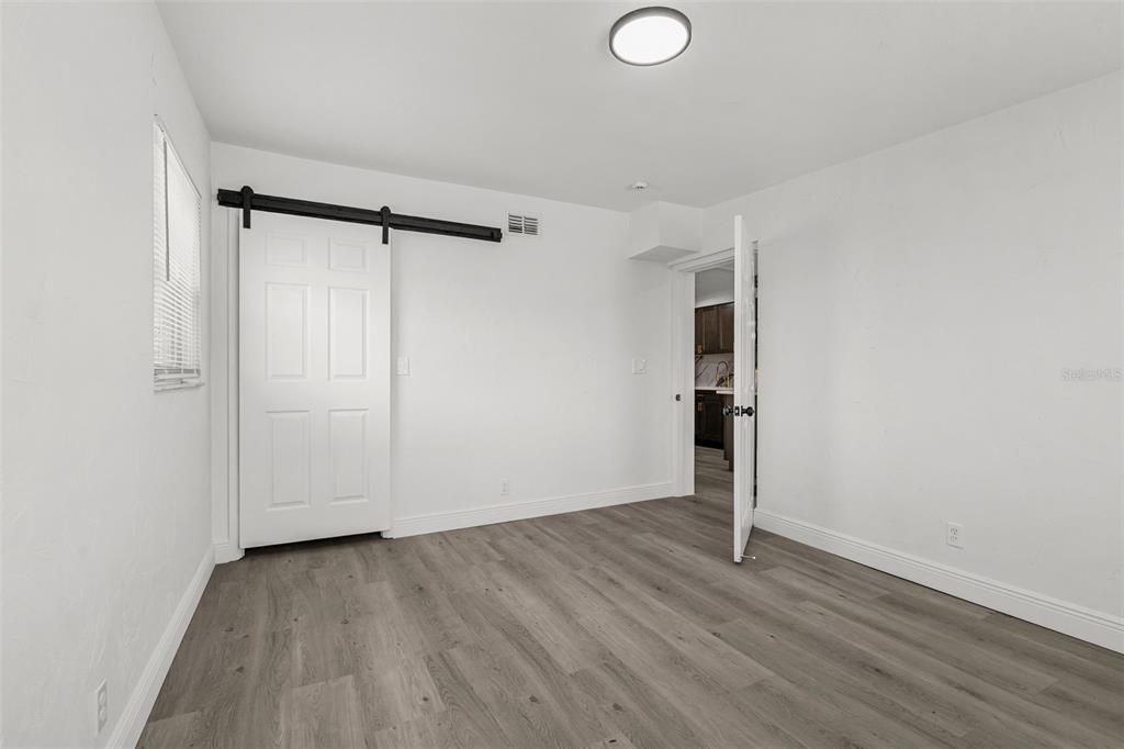 На продажу: $275,000 (4 спален, 2 ванн, 1324 Квадратных фут)