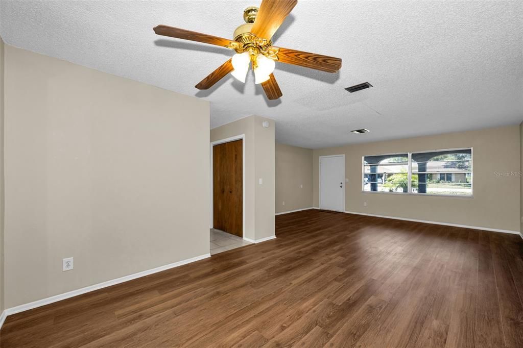 For Sale: $224,900 (2 beds, 2 baths, 1396 Square Feet)