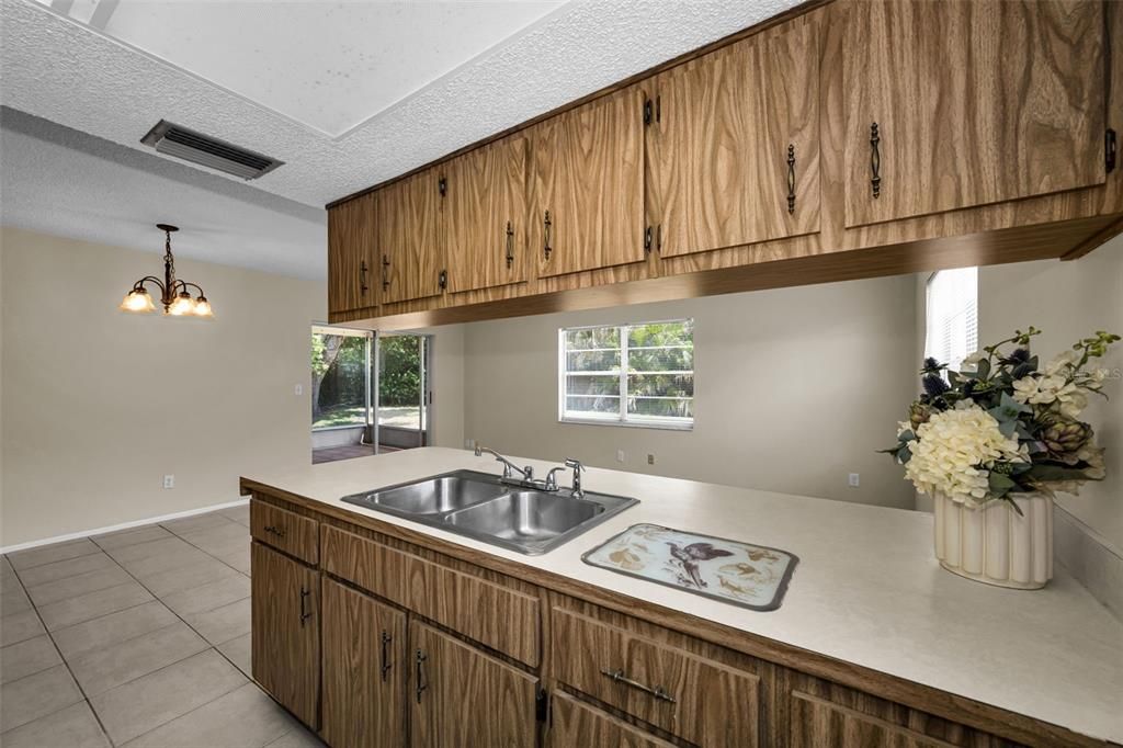 For Sale: $224,900 (2 beds, 2 baths, 1396 Square Feet)