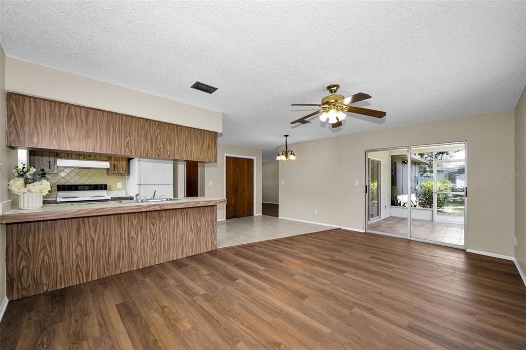 For Sale: $224,900 (2 beds, 2 baths, 1396 Square Feet)